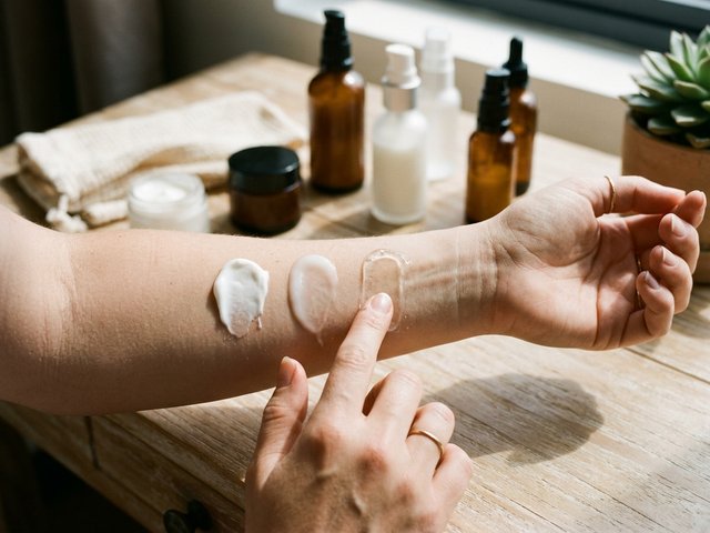 Kết cấu sữa, gel hay cream quyết định cảm giác ráo mặt và bóng dầu ra sao?