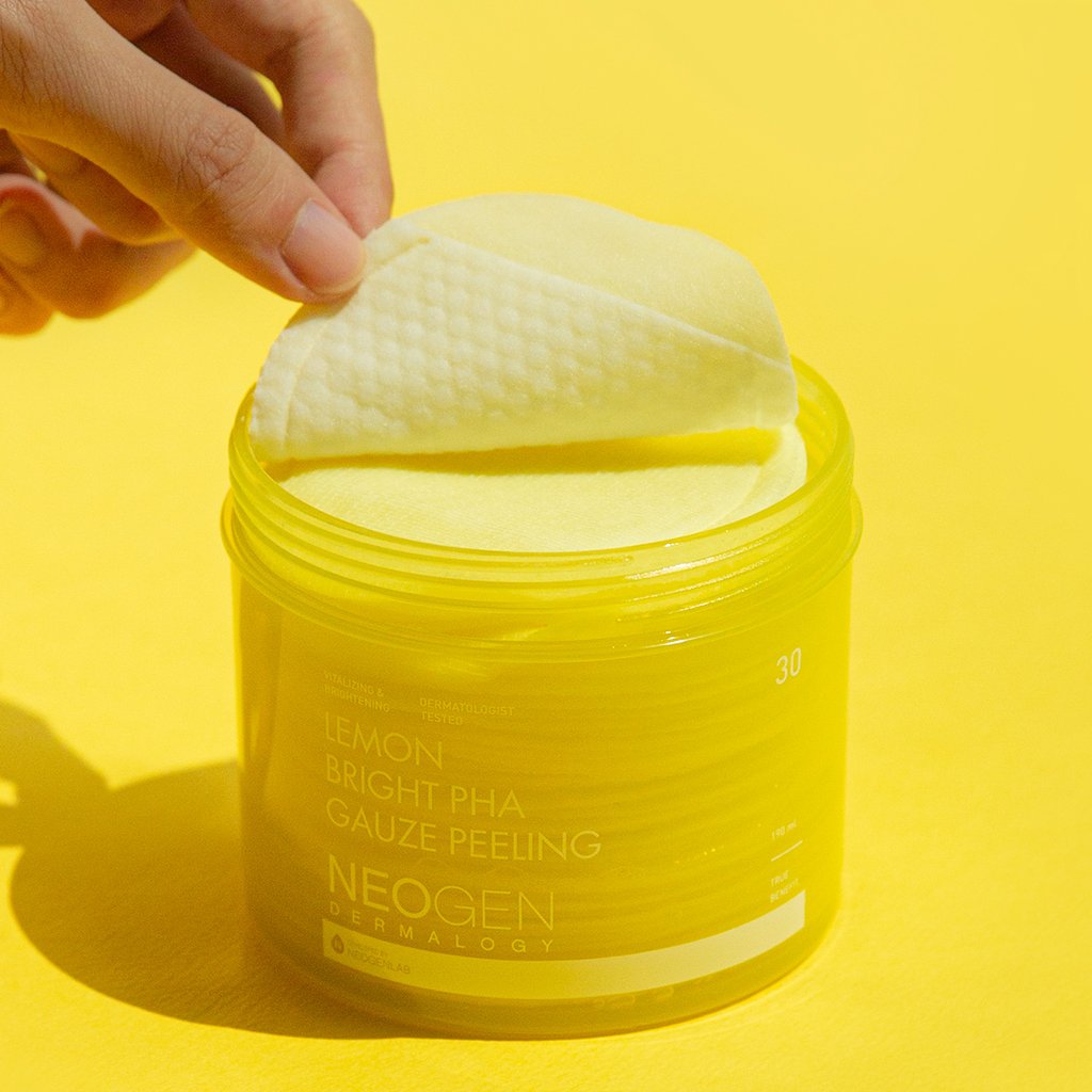 Pad Tẩy Da Chết Neogen Dermalogy Lemon Bright PHA Gauze Peeling chứa tinh chất Chanh Vàng giúp làm sáng da và cải thiện tình trạng da không đều màu.