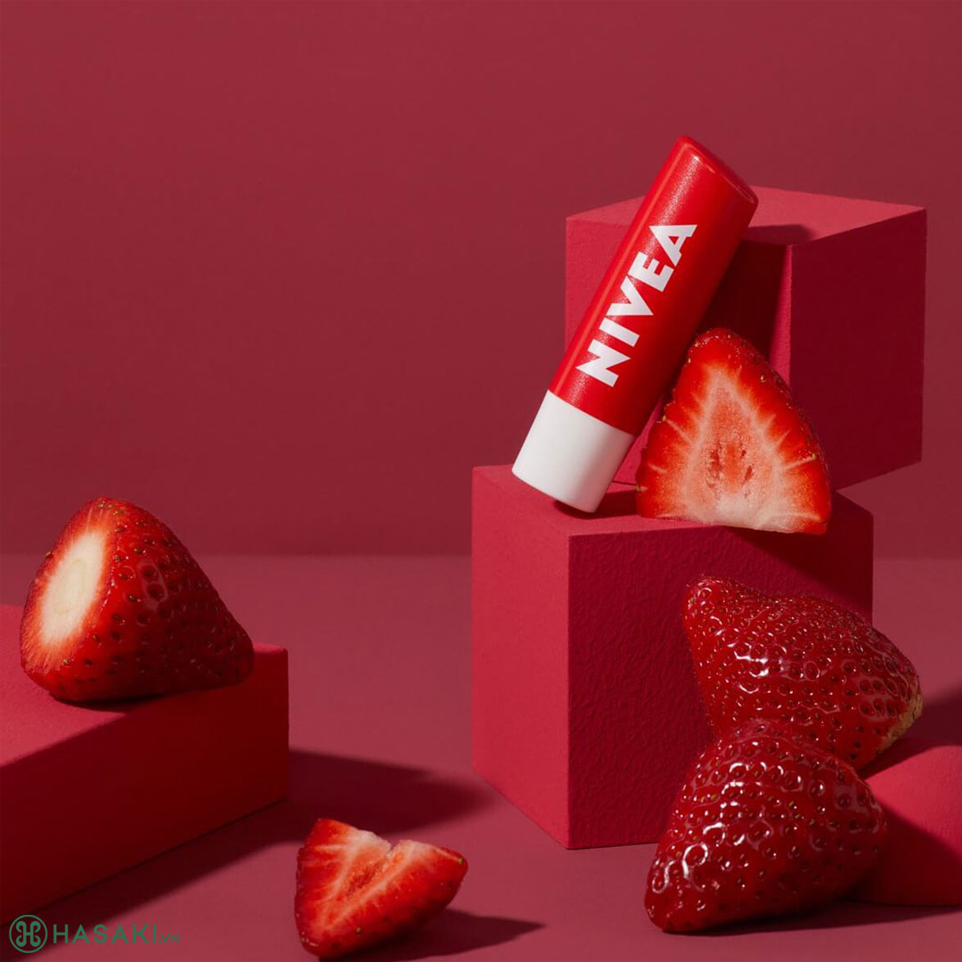 Son Dưỡng Môi Nivea Strawberry Shine Lip Balm giúp môi ửng sắc đỏ nhẹ nhàng