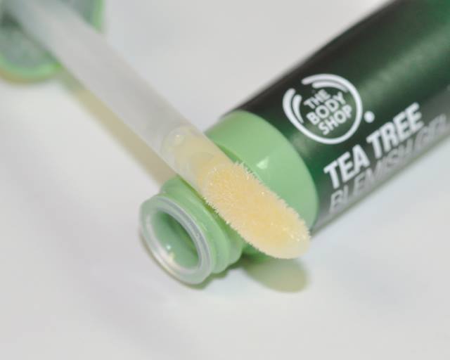 Gel Chấm Mụn The Body Shop Tea Tree Targeted Gel giúp hỗ trợ giảm sưng viêm ở nốt mụn